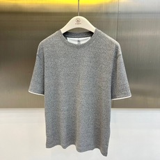 Brunello Cucinelli-BC,2026春夏新品短袖T恤,以利落圆领搭配微阔宽松版型,巧妙营造出随性松弛的视 Brunello Cucinelli-BC,2026春夏新品短袖T恤,以利落圆领搭配微阔宽松版型,巧妙营造出随性松弛的视