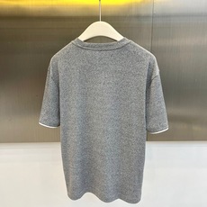 Brunello Cucinelli-BC,2026春夏新品短袖T恤,以利落圆领搭配微阔宽松版型,巧妙营造出随性松弛的视 Brunello Cucinelli-BC,2026春夏新品短袖T恤,以利落圆领搭配微阔宽松版型,巧妙营造出随性松弛的视