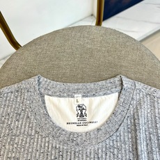 Brunello Cucinelli-BC,2026春夏新品短袖T恤,以利落圆领搭配微阔宽松版型,巧妙营造出随性松弛的视 Brunello Cucinelli-BC,2026春夏新品短袖T恤,以利落圆领搭配微阔宽松版型,巧妙营造出随性松弛的视