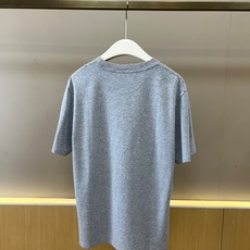 Lowe罗意威、2026春夏新品圆领短袖T恤,延续品牌经典美学基因,以极简廓形诠释低调奢华。纯色调百搭纯净,胸前标志刺绣 Lowe罗意威、2026春夏新品圆领短袖T恤,延续品牌经典美学基因,以极简廓形诠释低调奢华。纯色调百搭纯净,胸前标志刺绣