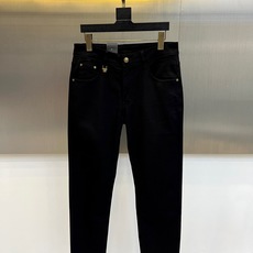 Vers范思哲、2026春夏新品牛仔裤,以纯色调诠释意式奢华,经典美杜莎刺绣徽章点缀后袋,彩色图腾在面料上绽放夺目光彩, Vers范思哲、2026春夏新品牛仔裤,以纯色调诠释意式奢华,经典美杜莎刺绣徽章点缀后袋,彩色图腾在面料上绽放夺目光彩,