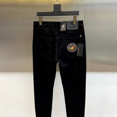 Vers范思哲、2026春夏新品牛仔裤,以纯色调诠释意式奢华,经典美杜莎刺绣徽章点缀后袋,彩色图腾在面料上绽放夺目光彩, Vers范思哲、2026春夏新品牛仔裤,以纯色调诠释意式奢华,经典美杜莎刺绣徽章点缀后袋,彩色图腾在面料上绽放夺目光彩,