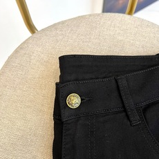Vers范思哲、2026春夏新品牛仔裤,以纯色调诠释意式奢华,经典美杜莎刺绣徽章点缀后袋,彩色图腾在面料上绽放夺目光彩, Vers范思哲、2026春夏新品牛仔裤,以纯色调诠释意式奢华,经典美杜莎刺绣徽章点缀后袋,彩色图腾在面料上绽放夺目光彩,