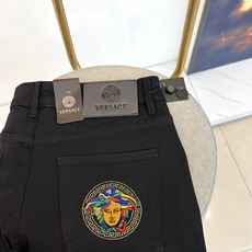 Vers范思哲、2026春夏新品牛仔裤,以纯色调诠释意式奢华,经典美杜莎刺绣徽章点缀后袋,彩色图腾在面料上绽放夺目光彩, Vers范思哲、2026春夏新品牛仔裤,以纯色调诠释意式奢华,经典美杜莎刺绣徽章点缀后袋,彩色图腾在面料上绽放夺目光彩,