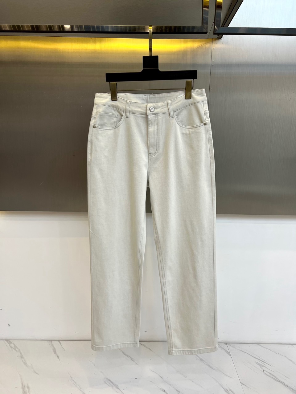 Lowe罗意威、2026春夏新品牛仔裤，色调自带高级清冷感，后口袋“LOEWE”打破单调，复古与潮流碰撞出独特风格。直筒