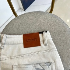 Lowe罗意威、2026春夏新品牛仔裤,色调自带高级清冷感,后口袋“LOEWE”打破单调,复古与潮流碰撞出独特风格。直筒 Lowe罗意威、2026春夏新品牛仔裤,色调自带高级清冷感,后口袋“LOEWE”打破单调,复古与潮流碰撞出独特风格。直筒