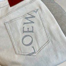 Lowe罗意威、2026春夏新品牛仔裤,色调自带高级清冷感,后口袋“LOEWE”打破单调,复古与潮流碰撞出独特风格。直筒 Lowe罗意威、2026春夏新品牛仔裤,色调自带高级清冷感,后口袋“LOEWE”打破单调,复古与潮流碰撞出独特风格。直筒