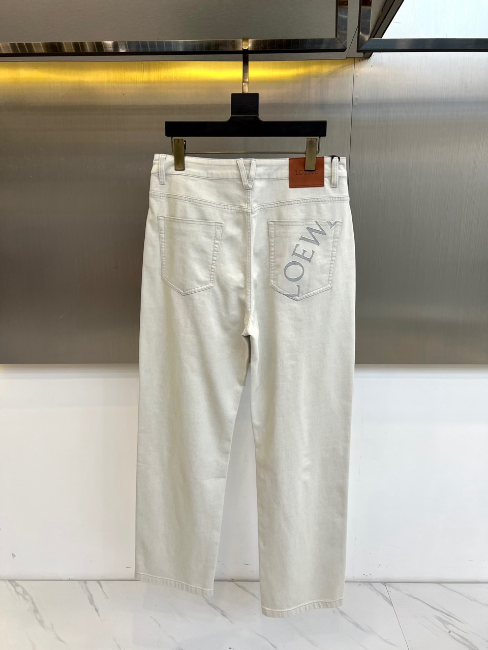 Lowe罗意威、2026春夏新品牛仔裤,色调自带高级清冷感,后口袋“LOEWE”打破单调,复古与潮流碰撞出独特风格。直筒 Lowe罗意威、2026春夏新品牛仔裤,色调自带高级清冷感,后口袋“LOEWE”打破单调,复古与潮流碰撞出独特风格。直筒