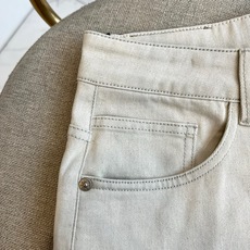 Lowe罗意威、2026春夏新品牛仔裤,色调自带高级清冷感,后口袋“LOEWE”打破单调,复古与潮流碰撞出独特风格。直筒 Lowe罗意威、2026春夏新品牛仔裤,色调自带高级清冷感,后口袋“LOEWE”打破单调,复古与潮流碰撞出独特风格。直筒