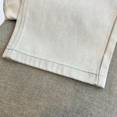 Lowe罗意威、2026春夏新品牛仔裤,色调自带高级清冷感,后口袋“LOEWE”打破单调,复古与潮流碰撞出独特风格。直筒 Lowe罗意威、2026春夏新品牛仔裤,色调自带高级清冷感,后口袋“LOEWE”打破单调,复古与潮流碰撞出独特风格。直筒