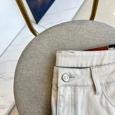 Lowe罗意威、2026春夏新品牛仔裤,色调自带高级清冷感,后口袋“LOEWE”打破单调,复古与潮流碰撞出独特风格。直筒 Lowe罗意威、2026春夏新品牛仔裤,色调自带高级清冷感,后口袋“LOEWE”打破单调,复古与潮流碰撞出独特风格。直筒