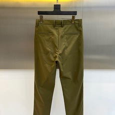 Loro Piana诺悠翩雅、2026春夏新品休闲西裤,色调诠释都市轻熟风。直筒剪裁利落流畅,修饰腿型同时保留舒适余量, Loro Piana诺悠翩雅、2026春夏新品休闲西裤,色调诠释都市轻熟风。直筒剪裁利落流畅,修饰腿型同时保留舒适余量,