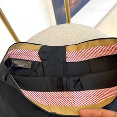 Loro Piana诺悠翩雅、2026春夏新品休闲西裤,色调诠释都市轻熟风。直筒剪裁利落流畅,修饰腿型同时保留舒适余量, Loro Piana诺悠翩雅、2026春夏新品休闲西裤,色调诠释都市轻熟风。直筒剪裁利落流畅,修饰腿型同时保留舒适余量,