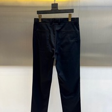 Loro Piana诺悠翩雅、2026春夏新品休闲西裤,色调诠释都市轻熟风。直筒剪裁利落流畅,修饰腿型同时保留舒适余量, Loro Piana诺悠翩雅、2026春夏新品休闲西裤,色调诠释都市轻熟风。直筒剪裁利落流畅,修饰腿型同时保留舒适余量,