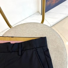 Loro Piana诺悠翩雅、2026春夏新品休闲西裤,色调诠释都市轻熟风。直筒剪裁利落流畅,修饰腿型同时保留舒适余量, Loro Piana诺悠翩雅、2026春夏新品休闲西裤,色调诠释都市轻熟风。直筒剪裁利落流畅,修饰腿型同时保留舒适余量,
