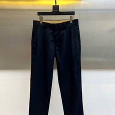 Loro Piana诺悠翩雅、2026春夏新品休闲西裤,色调诠释都市轻熟风。直筒剪裁利落流畅,修饰腿型同时保留舒适余量, Loro Piana诺悠翩雅、2026春夏新品休闲西裤,色调诠释都市轻熟风。直筒剪裁利落流畅,修饰腿型同时保留舒适余量,