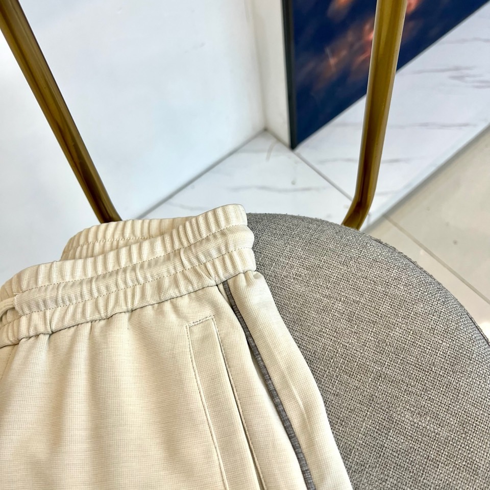 Brunello Cucinelli-BC、2026春夏新品休闲裤，色调简约大气适配多元穿搭场景。松紧腰头搭配抽绳设计，