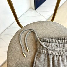 Brunello Cucinelli-BC、2026春夏新品休闲裤,色调简约大气适配多元穿搭场景。松紧腰头搭配抽绳设计, Brunello Cucinelli-BC、2026春夏新品休闲裤,色调简约大气适配多元穿搭场景。松紧腰头搭配抽绳设计,