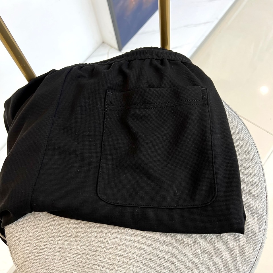 Brunello Cucinelli-BC、2026春夏新品休闲裤，色调简约大气适配多元穿搭场景。松紧腰头搭配抽绳设计，