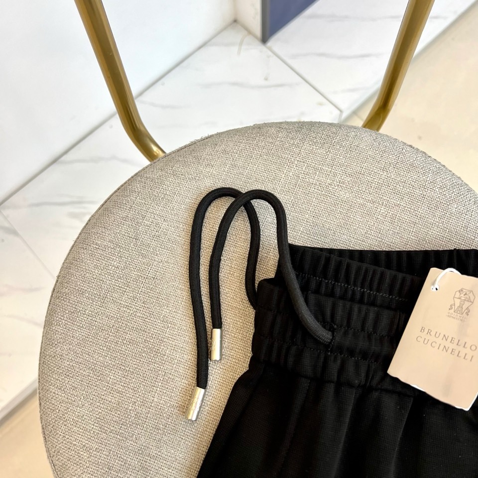 Brunello Cucinelli-BC、2026春夏新品休闲裤，色调简约大气适配多元穿搭场景。松紧腰头搭配抽绳设计，
