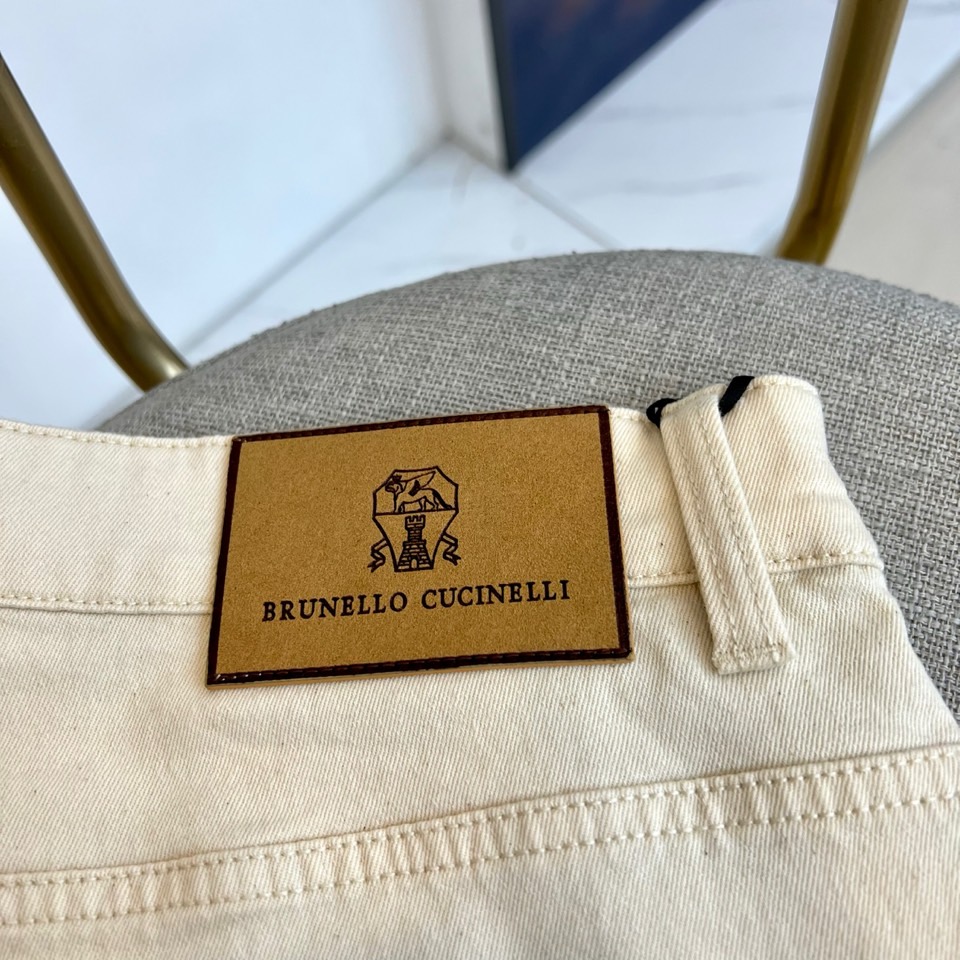 Brunello Cucinelli-BC、2026春夏新品牛仔裤，以清新柔和的色调开启春夏穿搭新篇。经典直筒版型适配多