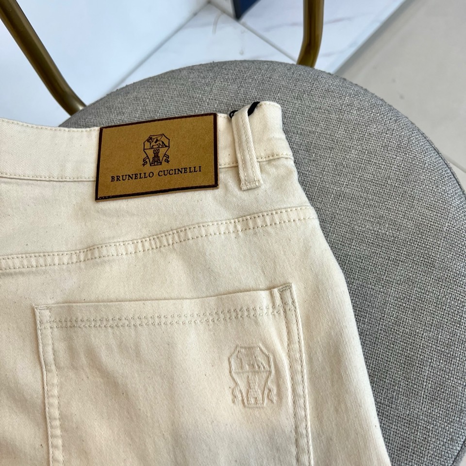 Brunello Cucinelli-BC、2026春夏新品牛仔裤，以清新柔和的色调开启春夏穿搭新篇。经典直筒版型适配多