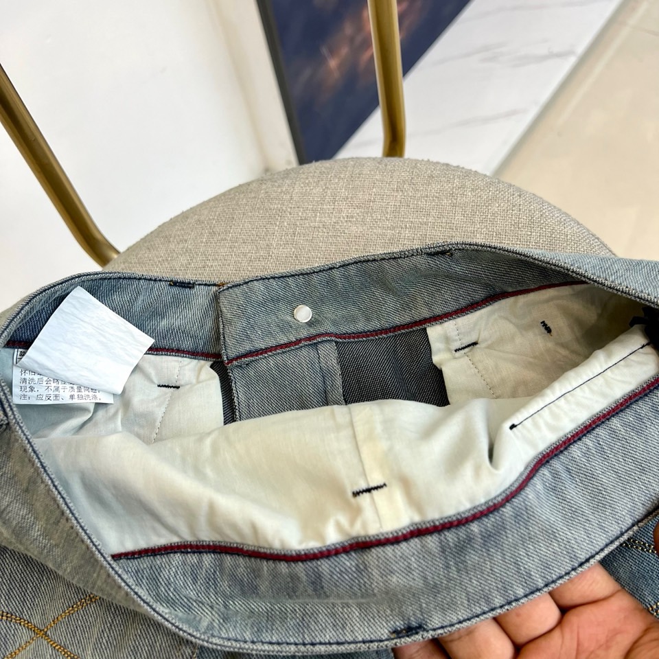 Brunello Cucinelli-BC、2026春夏新品牛仔裤，色调清新适配季节氛围，版型为直筒剪裁，后腰经典皮牌设