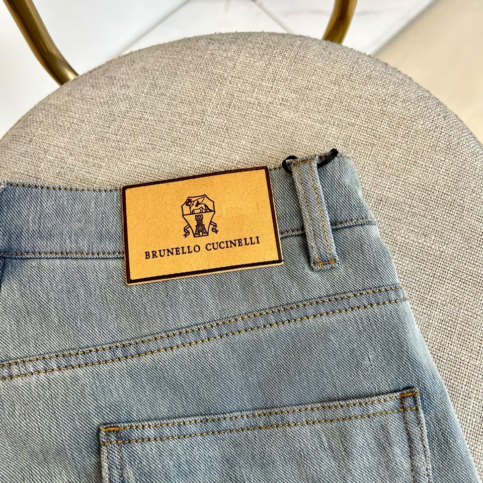Brunello Cucinelli-BC、2026春夏新品牛仔裤，色调清新适配季节氛围，版型为直筒剪裁，后腰经典皮牌设