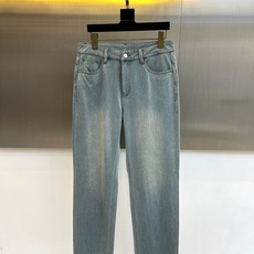 Brunello Cucinelli-BC、2026春夏新品牛仔裤,色调清新适配季节氛围,版型为直筒剪裁,后腰经典皮牌设 Brunello Cucinelli-BC、2026春夏新品牛仔裤,色调清新适配季节氛围,版型为直筒剪裁,后腰经典皮牌设
