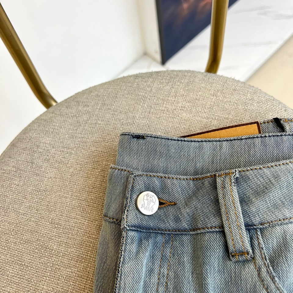 Brunello Cucinelli-BC、2026春夏新品牛仔裤，色调清新适配季节氛围，版型为直筒剪裁，后腰经典皮牌设