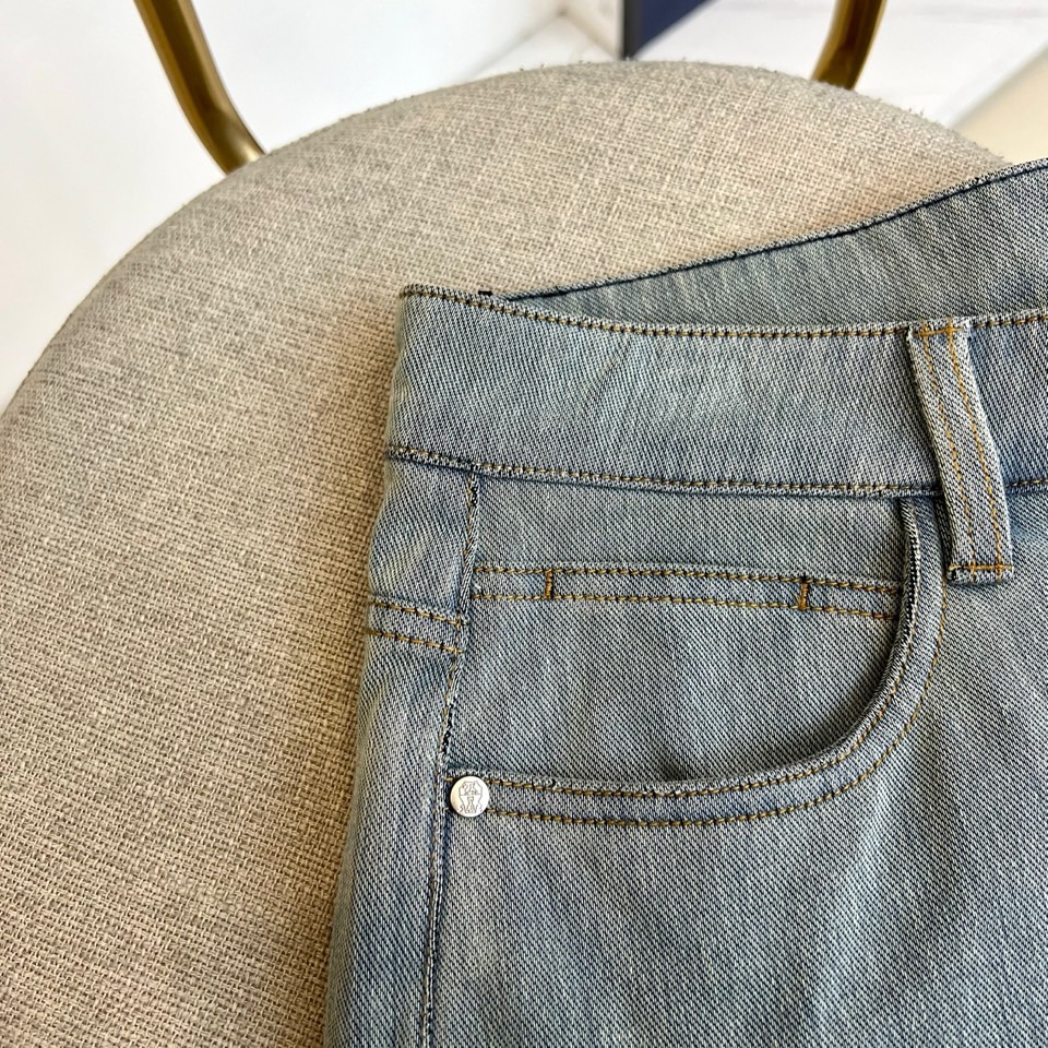 Brunello Cucinelli-BC、2026春夏新品牛仔裤，色调清新适配季节氛围，版型为直筒剪裁，后腰经典皮牌设