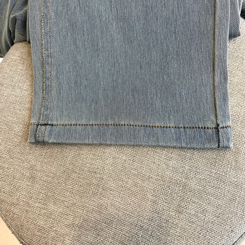 Brunello Cucinelli-BC、2026春夏新品牛仔裤，色调清新适配季节氛围，版型为直筒剪裁，后腰经典皮牌设