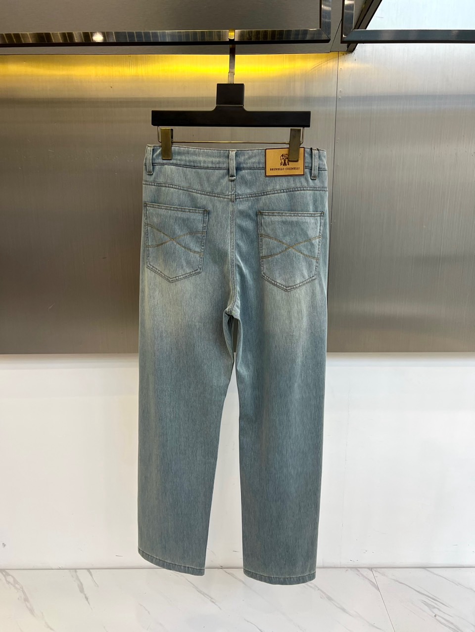 Brunello Cucinelli-BC、2026春夏新品牛仔裤，色调清新适配季节氛围，版型为直筒剪裁，后腰经典皮牌设
