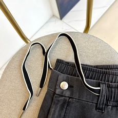 Brunello Cucinelli-2026春夏新品推出这款简约而富有巧思的休闲长裤。款式采用宽松的直筒剪裁,腰部设计 Brunello Cucinelli-2026春夏新品推出这款简约而富有巧思的休闲长裤。款式采用宽松的直筒剪裁,腰部设计