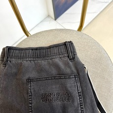 Brunello Cucinelli-2026春夏新品推出这款简约而富有巧思的休闲长裤。款式采用宽松的直筒剪裁,腰部设计 Brunello Cucinelli-2026春夏新品推出这款简约而富有巧思的休闲长裤。款式采用宽松的直筒剪裁,腰部设计