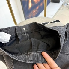 Brunello Cucinelli-2026春夏新品推出这款简约而富有巧思的休闲长裤。款式采用宽松的直筒剪裁,腰部设计 Brunello Cucinelli-2026春夏新品推出这款简约而富有巧思的休闲长裤。款式采用宽松的直筒剪裁,腰部设计