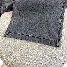 Brunello Cucinelli-2026春夏新品推出这款简约而富有巧思的休闲长裤。款式采用宽松的直筒剪裁,腰部设计 Brunello Cucinelli-2026春夏新品推出这款简约而富有巧思的休闲长裤。款式采用宽松的直筒剪裁,腰部设计