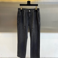 Brunello Cucinelli-2026春夏新品推出这款简约而富有巧思的休闲长裤。款式采用宽松的直筒剪裁,腰部设计 Brunello Cucinelli-2026春夏新品推出这款简约而富有巧思的休闲长裤。款式采用宽松的直筒剪裁,腰部设计