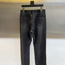 Brunello Cucinelli-2026春夏新品推出这款简约而富有巧思的休闲长裤。款式采用宽松的直筒剪裁,腰部设计 Brunello Cucinelli-2026春夏新品推出这款简约而富有巧思的休闲长裤。款式采用宽松的直筒剪裁,腰部设计