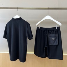 一套. Prad普拉达、2026春夏新品套装,诠释高级休闲美学。上衣为经典短袖Polo衫,翻领设计利落有型,三颗纽扣点缀 一套. Prad普拉达、2026春夏新品套装,诠释高级休闲美学。上衣为经典短袖Polo衫,翻领设计利落有型,三颗纽扣点缀