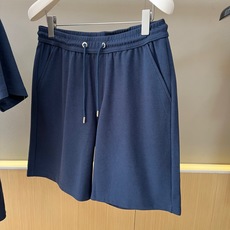 一套. Prad普拉达、2026春夏新品套装,诠释高级休闲美学。上衣为经典短袖Polo衫,翻领设计利落有型,三颗纽扣点缀 一套. Prad普拉达、2026春夏新品套装,诠释高级休闲美学。上衣为经典短袖Polo衫,翻领设计利落有型,三颗纽扣点缀