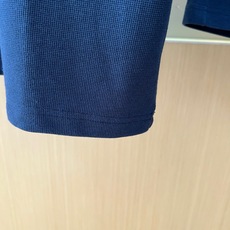 一套. Prad普拉达、2026春夏新品套装,诠释高级休闲美学。上衣为经典短袖Polo衫,翻领设计利落有型,三颗纽扣点缀 一套. Prad普拉达、2026春夏新品套装,诠释高级休闲美学。上衣为经典短袖Polo衫,翻领设计利落有型,三颗纽扣点缀