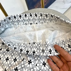 Chrome Herad克罗心、2026春夏新品度假风印花短裤,采用清爽满印设计,细线勾勒的品牌图案与经典十字星元素交替 Chrome Herad克罗心、2026春夏新品度假风印花短裤,采用清爽满印设计,细线勾勒的品牌图案与经典十字星元素交替