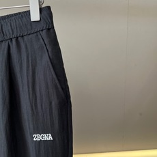 Zegna杰尼亚、2026春夏新品休闲裤,以极简美学重塑日常穿搭,松紧腰头搭配隐藏式抽绳设计,兼顾舒适贴合与随性自在,前 Zegna杰尼亚、2026春夏新品休闲裤,以极简美学重塑日常穿搭,松紧腰头搭配隐藏式抽绳设计,兼顾舒适贴合与随性自在,前