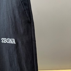 Zegna杰尼亚、2026春夏新品休闲短裤,以利落简约的设计诠释当代都市优雅。经典松紧腰头搭配抽绳设计,兼顾舒适与型格, Zegna杰尼亚、2026春夏新品休闲短裤,以利落简约的设计诠释当代都市优雅。经典松紧腰头搭配抽绳设计,兼顾舒适与型格,