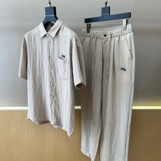 Zegna杰尼亚、2026春夏新品短袖衬衫,以利落剪裁与精致工艺演绎意式绅士格调。经典翻领设计简约大气,短袖版型清爽透气 Zegna杰尼亚、2026春夏新品短袖衬衫,以利落剪裁与精致工艺演绎意式绅士格调。经典翻领设计简约大气,短袖版型清爽透气