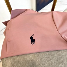 Polo Ralph Lauren拉夫劳伦、2026春夏新品短袖Polo衫,以极简美学重塑经典轮廓。纯色调温润如玉,低调 Polo Ralph Lauren拉夫劳伦、2026春夏新品短袖Polo衫,以极简美学重塑经典轮廓。纯色调温润如玉,低调