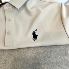 Polo Ralph Lauren拉夫劳伦、2026春夏新品短袖Polo衫,以极简美学重塑经典轮廓。纯色调温润如玉,低调 Polo Ralph Lauren拉夫劳伦、2026春夏新品短袖Polo衫,以极简美学重塑经典轮廓。纯色调温润如玉,低调