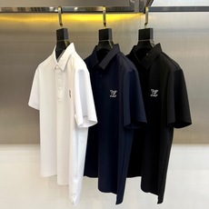 1v威登、2026春夏新品短袖Polo衫,以极简主义美学重塑经典轮廓。纯色如初雪般干净利落,搭配挺括小翻领设计,线条流畅 1v威登、2026春夏新品短袖Polo衫,以极简主义美学重塑经典轮廓。纯色如初雪般干净利落,搭配挺括小翻领设计,线条流畅