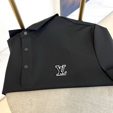 1v威登、2026春夏新品短袖Polo衫,以极简主义美学重塑经典轮廓。纯色如初雪般干净利落,搭配挺括小翻领设计,线条流畅 1v威登、2026春夏新品短袖Polo衫,以极简主义美学重塑经典轮廓。纯色如初雪般干净利落,搭配挺括小翻领设计,线条流畅
